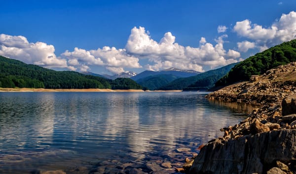 Обои горы, Lake Vidraru, Румыния, Romania, берег, озеро, Озеро Видрару, облака