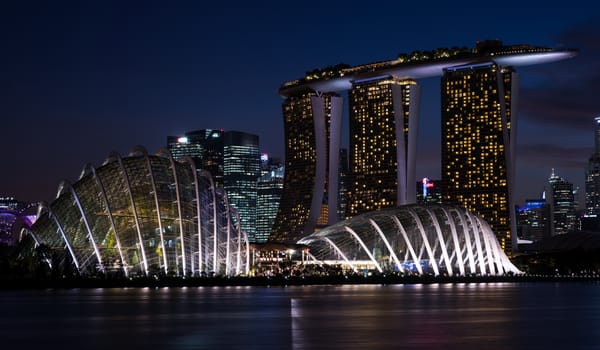 Обои сооружение, огни, набережная, здания, Сингапур, Marina Bay Sands, ночь, река