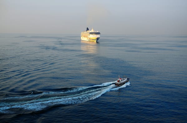 Обои Италия, Gulf of Naples, лайнер, море, Неаполитанский залив, Italy, Norwegian Spirit, катер