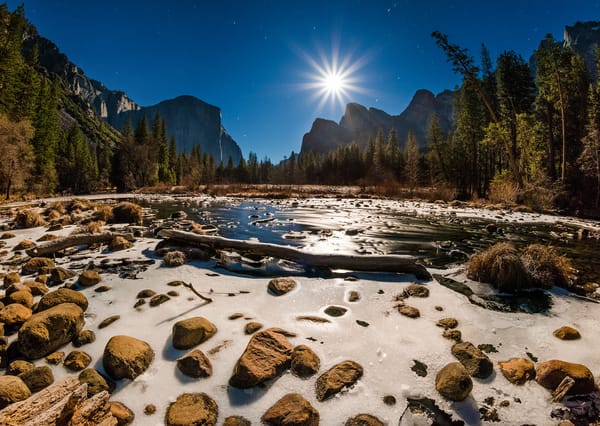 Обои лучи, скалы, ручей, горы, деревья, небо, Yosemite National Park, California, USA, солнце, вода, лес, камни