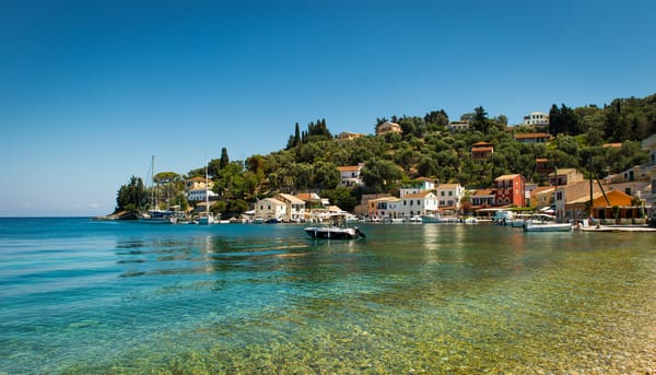 Обои Греция, Ionian Sea, Ionian Islands, Пакси, Ионические острова, городок, Ионическое море, катер, Paxos, Longos, море, Лонгос, Greece, побережье