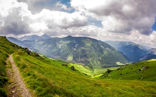 Обои склон, Польша, камни, Kasprowy Wierch, ущелье, Tatra National Park, горы, облака, тропа, трава