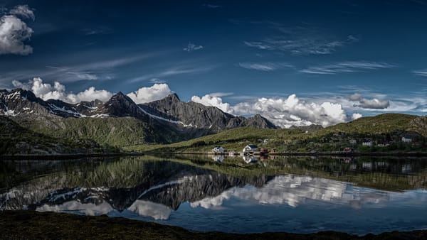 Обои Лофотенские острова, остров Эуствогёй, Kalle, Lofoten, отражение, Norway, облака, деревня, Калле, горы, фьорд, Норвегия