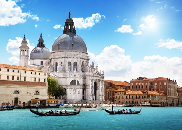 Обои Venice, гондолы, архитектура, город, облака, собор, море, Венеция, люди, Италия, Санта-Мария делла Салюте, канал, небо