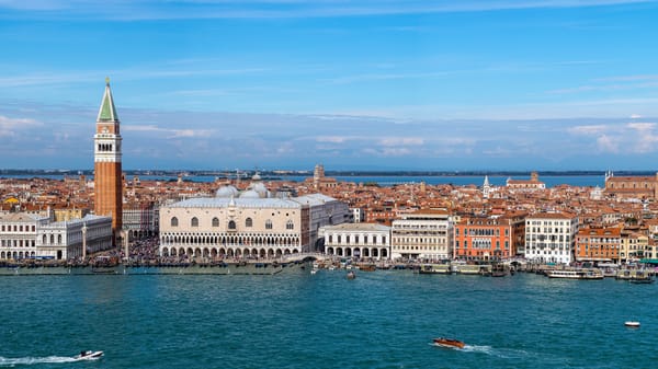 Обои Venice, башня, дворец, Венеция, Italy, Площадь Святого Марка, Дворец дожей, колокольня, Piazza San Marco, здания, катера, Гранд-канал, Италия, панорама, Grand Canal, St Mark's Campanile, набережная, Doge's Palace, канал, Кампанила собора Святого Марка