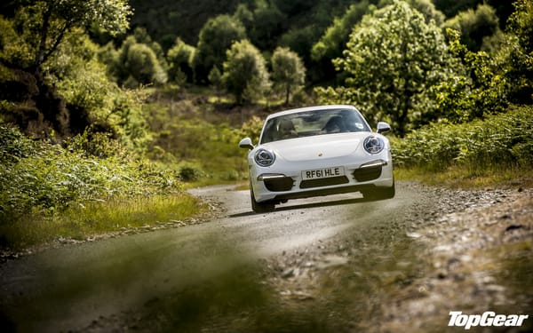Обои Top Gear, самая лучшая телепередача, передок, суперкар, Porsche, топ гир, 911, высшая передача, деревья, белый, трава, дорога