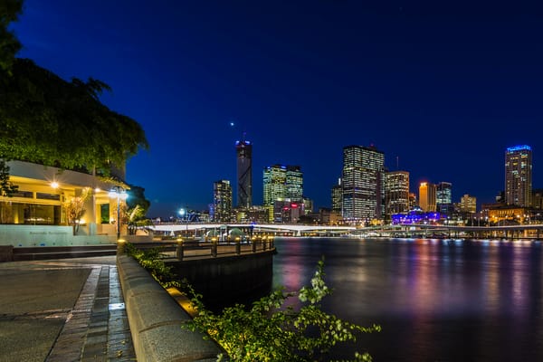 Обои ночь, Австралия, дома, мост, огни, небоскребы, набережная, Brisbane, фонари, река