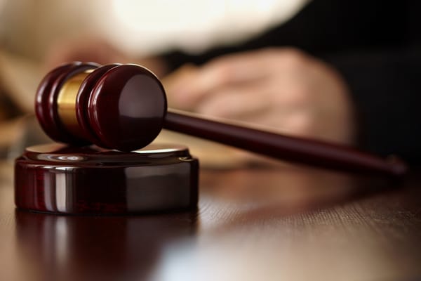 Обои gavel, justice, wooden table