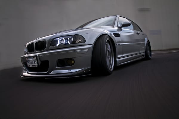 Обои bmw, бмв, дневной свет, отражение, speed, вид спереди, e46, фара, silvery, серебристый, скорость, m3