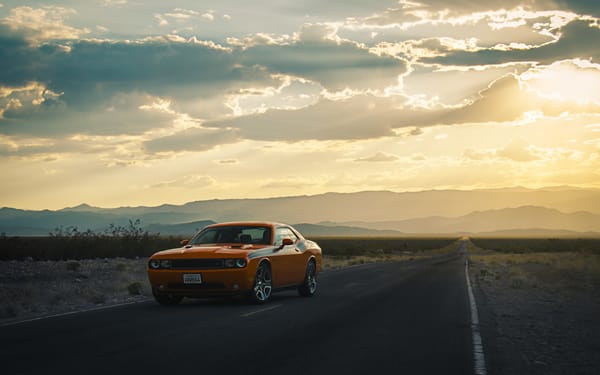 Обои дорога, Challenger, Dodge, облака, солнце, силуэт, фары, колеса, холмы