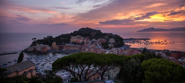 Обои залив, Sestri Levante, мыс, Liguria, панорама, Bay of the Fables, Лигурия, побережье, Итальянская Ривьера, Ligurian Sea, море, Лигурийское море, Сестри-Леванте, Italian Riviera, закат, здания, Italy, Италия, Bay of Silence