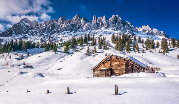 Обои склон, Lassen Volcanic National Park, облака, домик, горы, Калифорния, скалы, США, зима, небо, деревья, снег, солнце