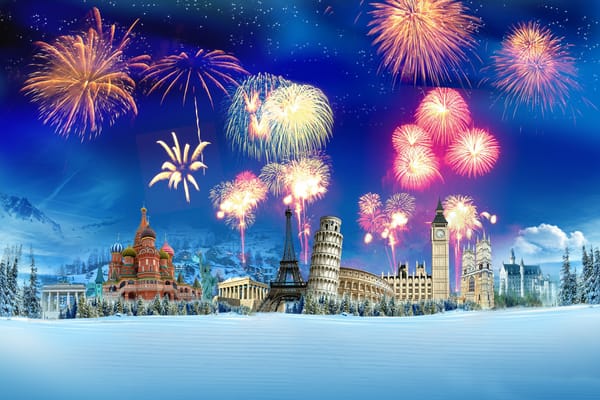 Обои снег, эйфелева башня, пизанская башня, фейверк, ёлки, салют, колизей, букингемский дворец, зима, кремль
