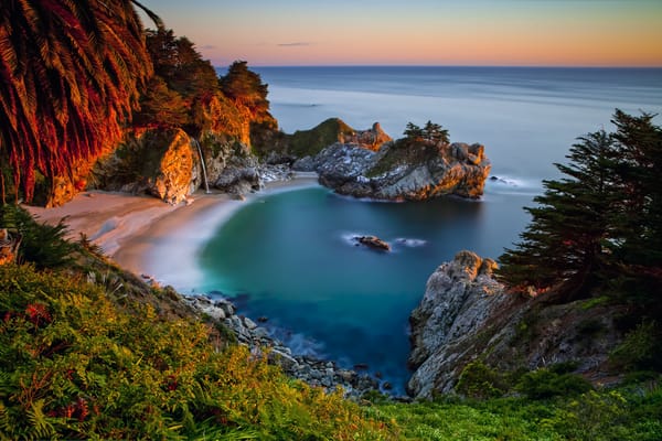 Обои водопад, берег, закат, камни, скалы, Калифорния, США, Julia Pfeiffer Burns State Park, горизонт, бухта, море