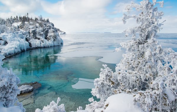 Обои Bruce Peninsula National Park, снег, залив, лёд, Национальный парк Брус, Онтарио, Indian Head Cove, Джорджиан-Бей, Канада, Ontario, дерево, Canada, зима, Georgian Bay