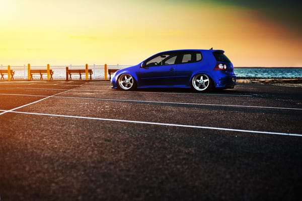 Обои volkswagen golf, набережная, тюнинг, парковка