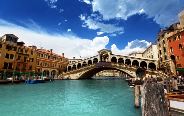 Обои Venice, Гранд-канал, дома, небо, Мост Риальто, вода, архитектура, Венеция, облака, Canal Grande, гондолы, люди, Италия, Italy, Ponte di Rialto