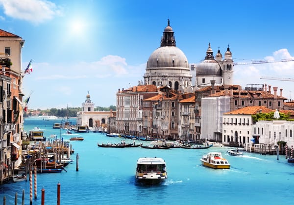 Обои Venice, Венеция, Canal Grande, лодки, собор, город, Basilica di Santa Maria della Salute, Италия, Гранд-канал, Санта-Мария делла Салюте, облака, гондолы, солнце, небо, море, канал, архитектура