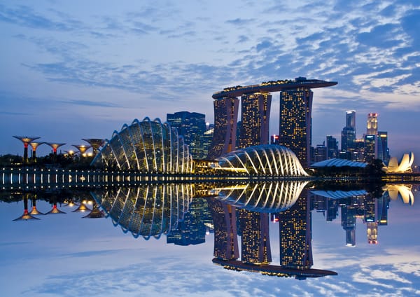 Обои Singapore, архитектура, небоскребы, небо, architecture, clouds, lights, reflection, skyscrapers, вечер, огни, мегаполис, подсветка, Сингапур, Gardens By the Bay, залив, sky, город-государство, evening, отражение, облака