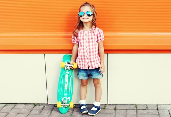 Обои девочка, лето, Little girls, child, очки, Skateboard, скейтборд
