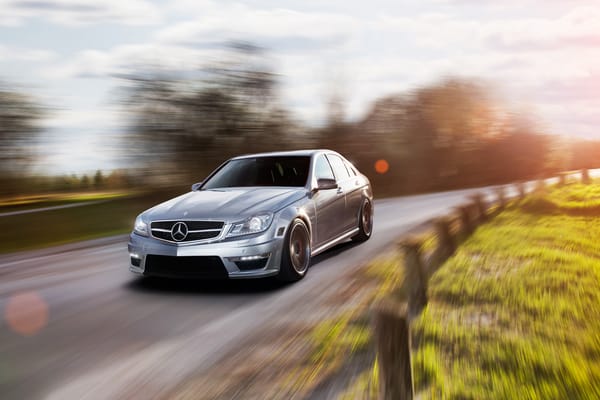Обои mercedes C 63 AMG, мерседес, в движении, седан