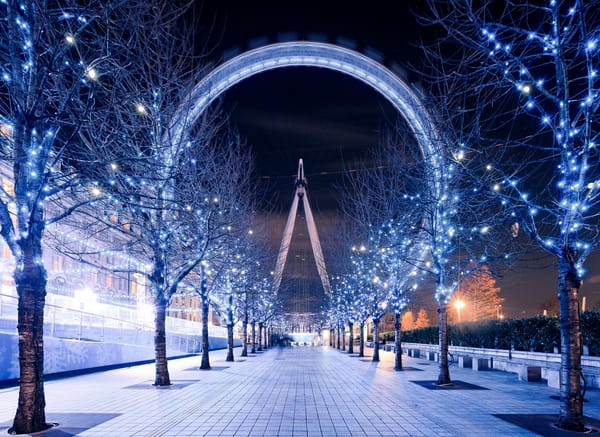 Обои London Eye, Англия, Великобритания, гирлянда, освещение, вечер, дорожка, колесо обозрения, Лондон, ночь, London, деревья, Лондонский глаз