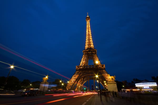 Обои Eiffel Tower, France, La tour Eiffel, выдержка, дорога, ночь, Paris, Эйфелева башня, люди, город, Франция, Париж
