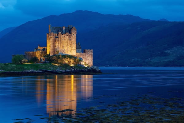 Обои Великобритания, свет, Scotland, ночь, вода, United Kingdom, холмы, горы, blue hour, Шотландия, Dornie, замок, подсветка