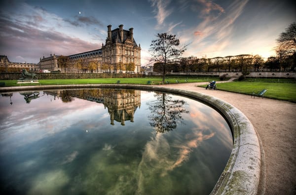 Обои Paris Louvre, пейзаж, вода, скамейки, люди, Париж, лувр, отражение