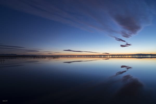Обои Испания, Gavines (Les), средиземное море, вода, город, берег, отражения, Alfredo Biot Photography, Валенсия, вечер, огни, небо, облака