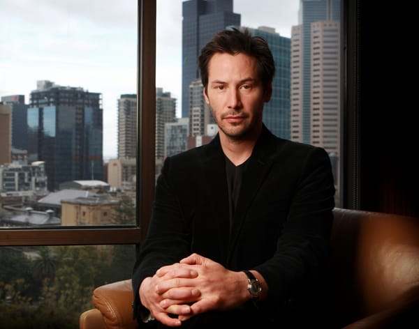 Обои Keanu Reeves, кресло, Киану Ривз, вид, окно, сидит, актер, город