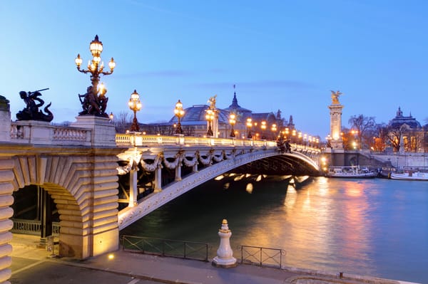 Обои утро, Франция, Париж, Pont Alexandre III, Grand Palais, дворец, фонари, мост, катера, река