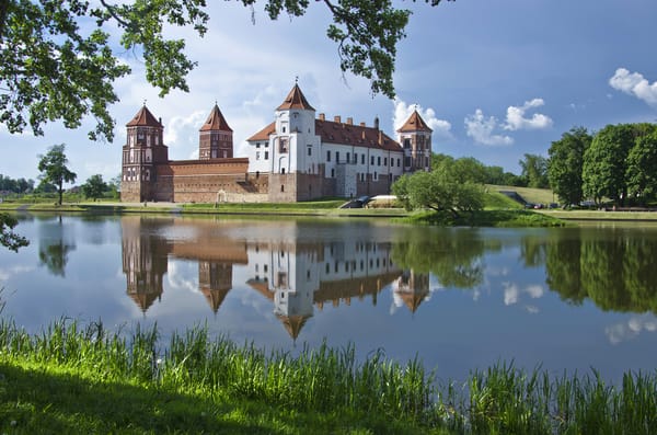Обои вода, отражение, Мирский замок, пруд, Mirsky Castle Complex, Гродненская область, Беларусь