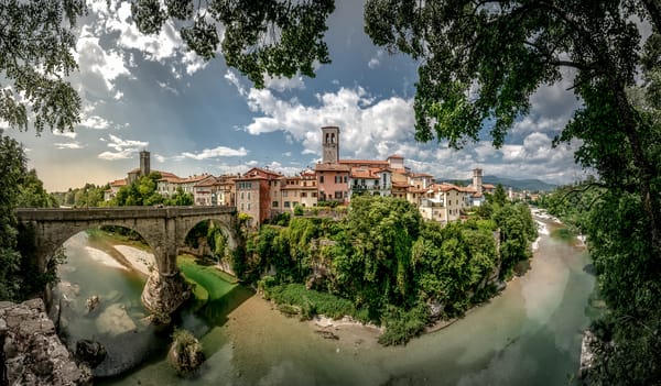 Обои Friuli-Venezia Giulia, Italy, панорама, мост, река, Natisone River, река Натизоне, Фриули-Венеция-Джулия, Италия, Чёртов мост, Чивидале-дель-Фриули, Cividale del Friuli, здания, деревья, Devil's Bridge