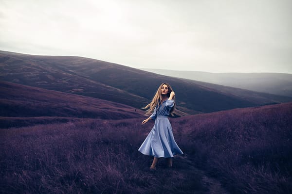 Обои холмы, девушка, платье, Rosie Hardy, Violet Mountains