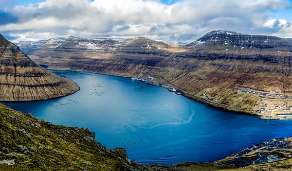 Обои вид сверху, панорама, Faroe Islands, горы, Klaksvik, гавань, Дания, облака, залив, корабли