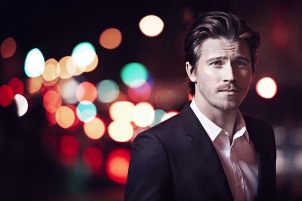 Обои Garrett Hedlund, актер, мужчина, Гаррет Хедлунд, костюм, боке, улица