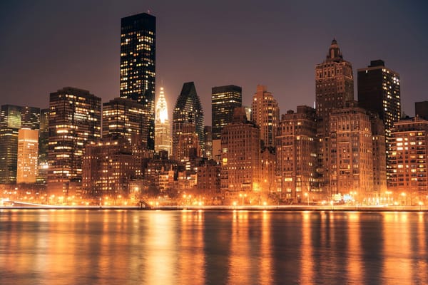 Обои Manhattan, США, New York, блики, небоскребы, город, USA, Chrysler Building, свет, отражение, New York City, высотки, огни, здания, вода, Манхэттен, вечер, Нью-Йорк, Крайслер-билдинг, NYC