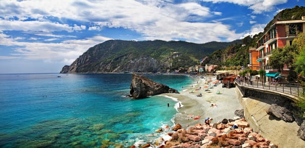 Обои Италия, побережье, Cinque Terre, Italy, пляж, Чинкве-Терре, Монтероссо-аль-Маре, горы, пейзаж, природа, море, скалы, дома, Monterosso al Mare