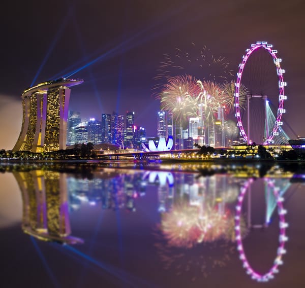 Обои Singapore, Gardens By the Bay, architecture, огни, Сингапур, ночь, night, архитектура, reflection, небоскребы, lights, holiday, skyscrapers, залив, праздник, мегаполис, отражение, firework, небо, фейерверк, город-государство, sky, подсветка
