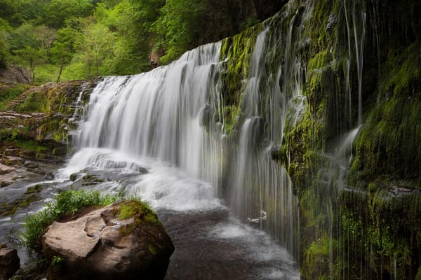 Обои зелень, Sgwd Clun-Gwyn Waterfall, камни, кусты, водопад, мох, Великобритания