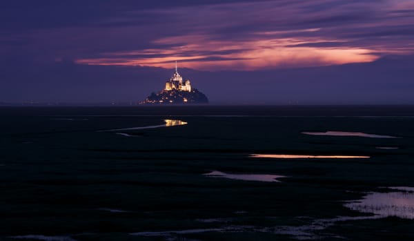 Обои Франция, остров, подсветка, небо, сумерки, фиолетовое, крепость, Mont Saint-Michel, гора Архангела Михаила, Мон-Сен-Мишель