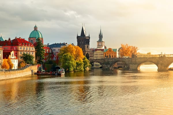 Обои Praha, река, Карлов мост, вода, Karlův most, город, Чехия, осень, Чешская, Czech, лодки, природа, дома, Республика, Česká republika, Prague, Прага, Czech Republic, Влтава, здания