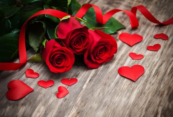 Обои красные розы, heart, розы, wood, valentine`s day, red, love, roses, бутоны, flowers, romantic