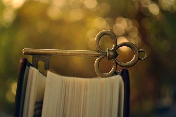 Обои книга, металлический, боке, ключ