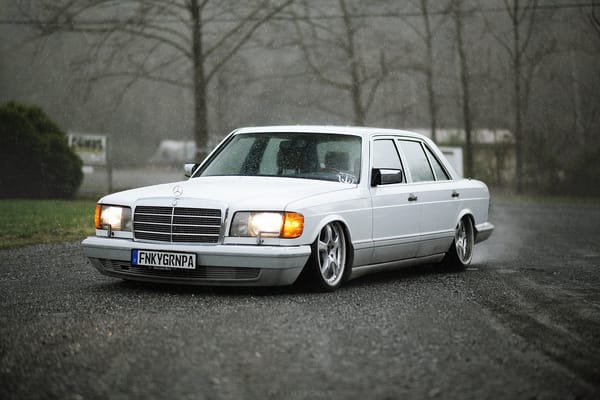 Обои Mercedes-Benz, W126, белый, представительский, SEL, stance, дождь, мерседес, low