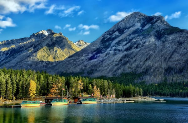Обои Lake Minnewanka, Озеро Минневанка, Canadian Rockies, пристань, лес, Канадские Скалистые горы, суда, Канада, Alberta, Банф, Canada, Banff National Park, Альберта