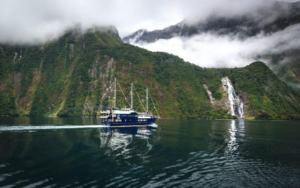 Обои Bowen Falls, фьорд Милфорд Саунд, водопад Боуэн, судно, Новая Зеландия, Milford Sound, Fiordland National Park, New Zealand, горы