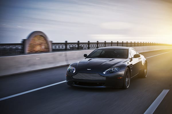 Обои скорость, black, блик, Vantage, Aston Martin, астон мартин, чёрный, солнце