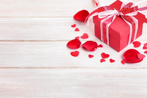 Обои Сердце, Доски, Подарки, Бантик, День Святого Валентина, сердечки, Valentine's Day, лепестки